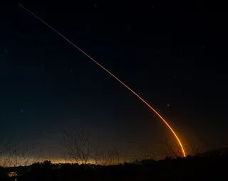 Une fusée SpaceX Falcon 9 emportant des satellites Starlink en orbite