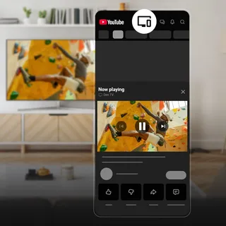Interface YouTube affichée sur un smartphone servant de télécommande pour une vidéo diffusée sur une télévision connectée dans un salon