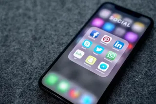 Smartphone affichant un dossier d'applications de réseaux sociaux, dont Instagram