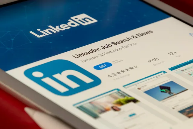 La fiche de l'application LinkedIn affichée sur une tablette