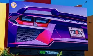 Panneau publicitaire Spotify aux couleurs de GTA 6, voiture violette et plaque Vice City
