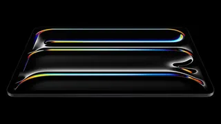 iPad Pro M4 avec ecran, sur lequel iPadOS 27.2 fait apparaitre Siri a la selection de texte