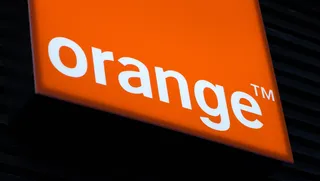 Logo Orange sur une enseigne lumineuse