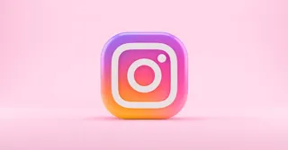 Logo Instagram en 3D sur fond rose, illustrant l'abonnement Instagram Plus
