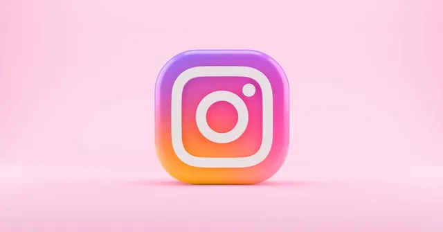 Logo Instagram en 3D sur fond rose, illustrant l'abonnement Instagram Plus
