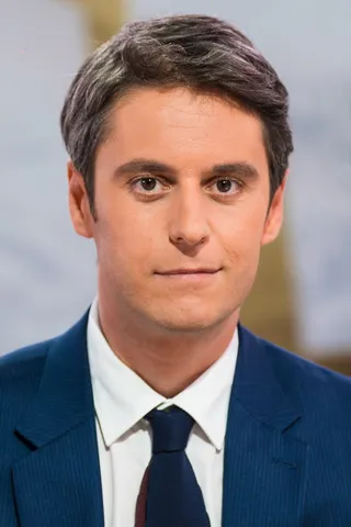 Portrait de Gabriel Attal en costume bleu