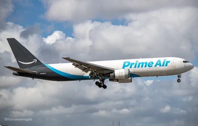 Le Boeing 767 cargo N1997A aux couleurs Prime Air d'Amazon en approche de l'aéroport de Miami