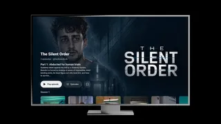 Interface YouTube affichée sur un téléviseur, avec une série de Shorts façon plateforme de streaming