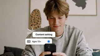 Adolescent utilisant un smartphone avec le réglage de contenu Meta Ages 13+