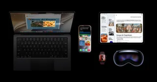 Un iPhone affichant iOS 27 entouré d'autres appareils Apple