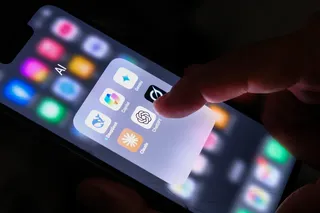 Icône de l'application ChatGPT sur un smartphone, aux côtés d'autres apps d'IA