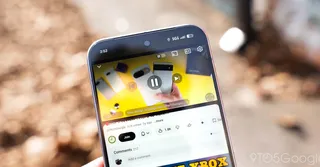 Application YouTube ouverte sur un smartphone tenu en main, avec commandes de lecture, icone de diffusion et zone de commentaires